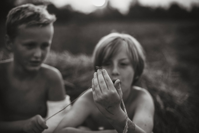 idyllic-summers-village-children-play-summertime-izabela-urbaniak-21