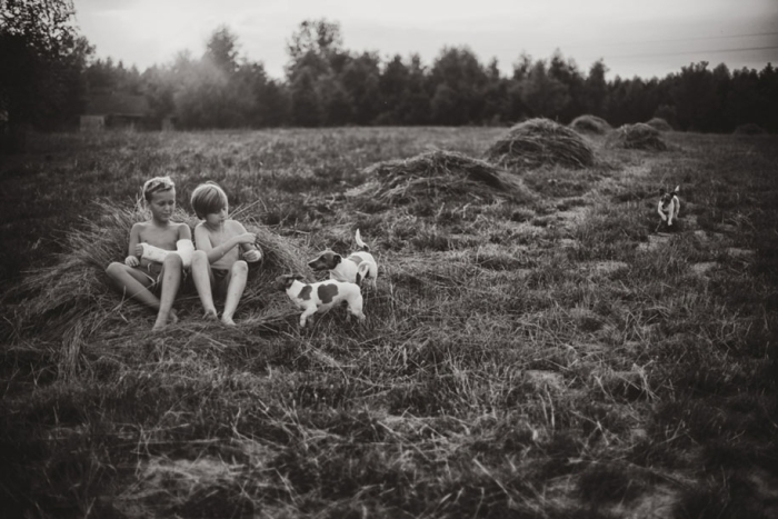 idyllic-summers-village-children-play-summertime-izabela-urbaniak-20