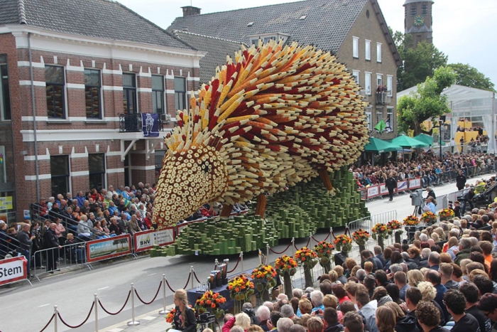 van-gogh-inspired-dahlia-bloom-parade-floads-bloemencorso-zundert-netherlands-11