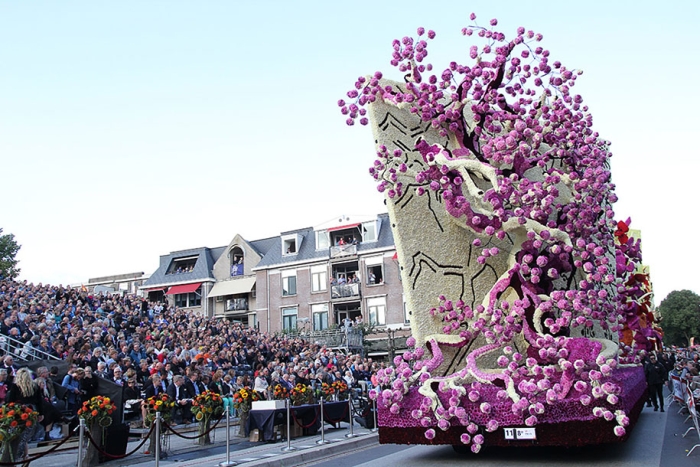 van-gogh-inspired-dahlia-bloom-parade-floads-bloemencorso-zundert-netherlands-1
