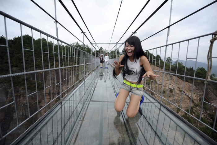 longest-glass-walkway-bridge-scary-shiniuzhai-geopark-china-4