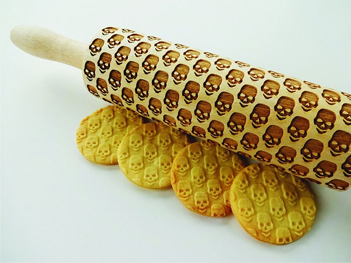 halloween-laser-etched-skull-embossing-rolling-pin-dough-roller-ruth-lithuania-4