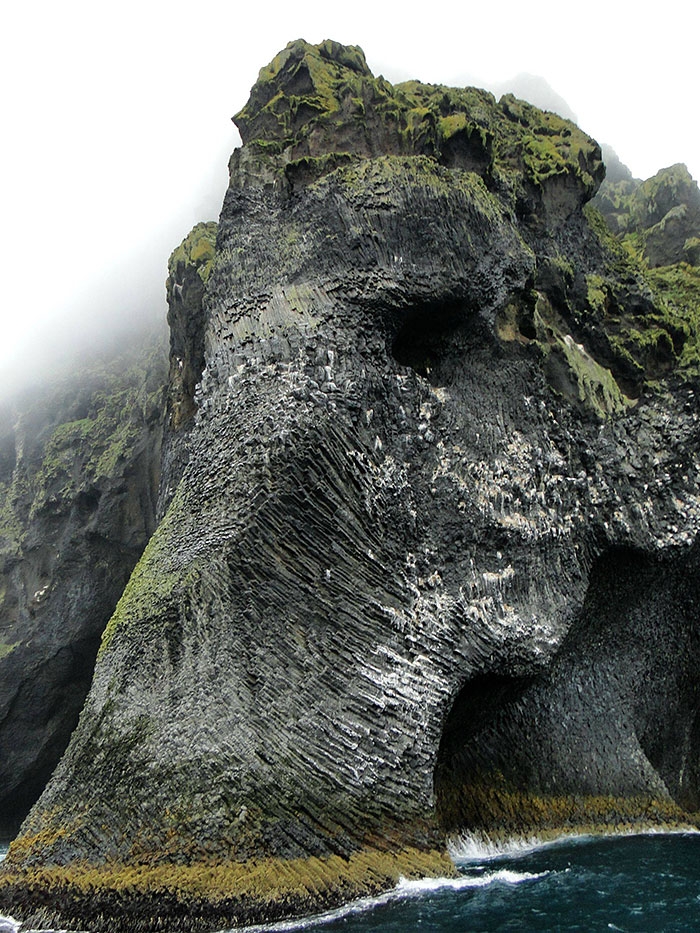 stunning-elephant-rock-formation-cliff-heimaey-iceland-3