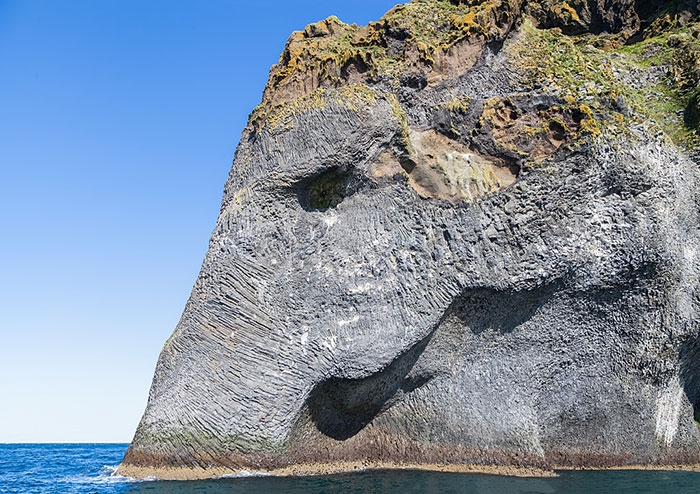 stunning-elephant-rock-formation-cliff-heimaey-iceland-2