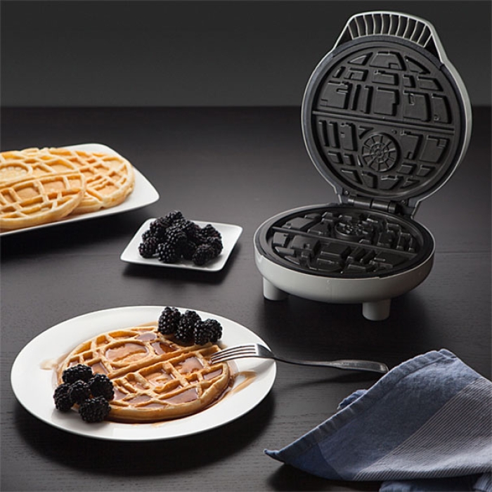 geek-fan-kitchen-breakfast-star-wars-death-star-waffle-iron-2