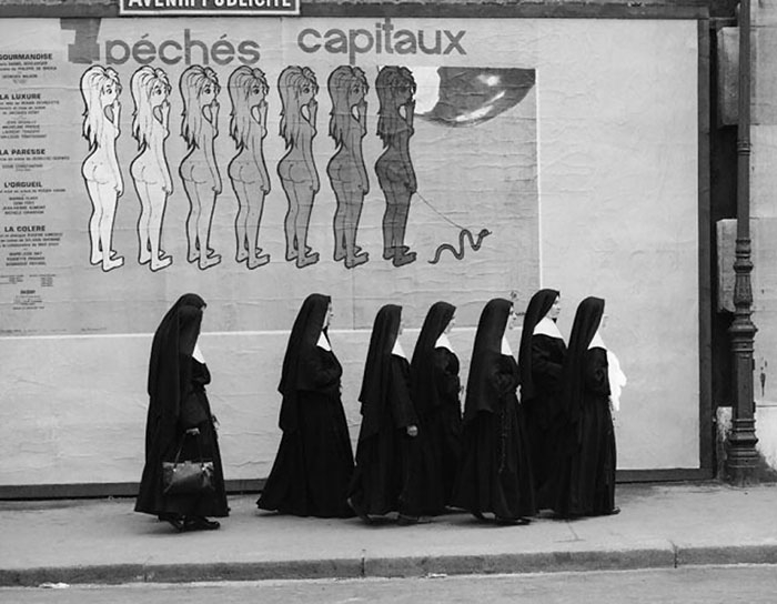 fun-black-and-white-street-photography-rene-maltete-29