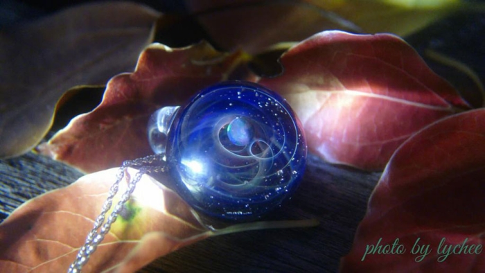 planets-galaxy-glass-pendants-space-glass-satoshi-tomizu-11