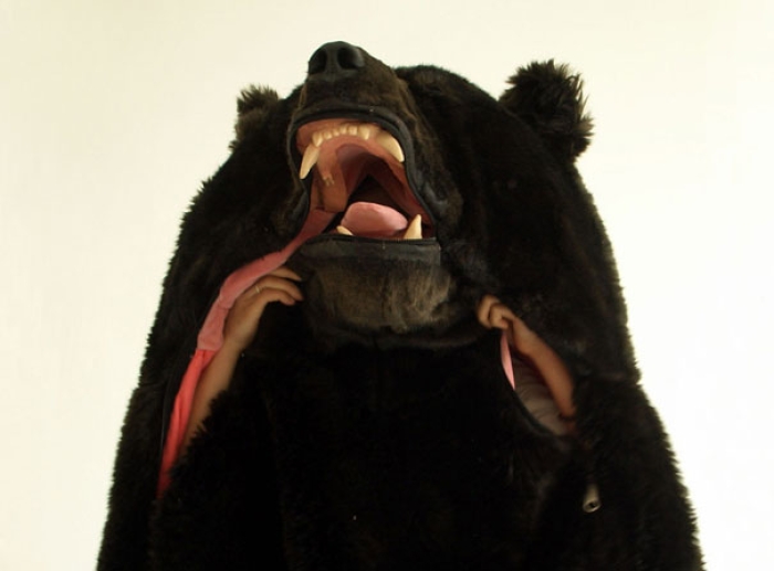 dark-bear-sleeping-bag-eiko-ishizawa-1