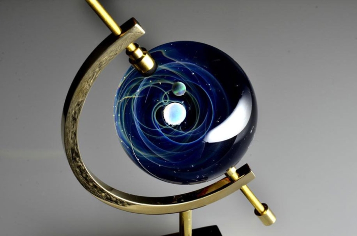 planets-galaxy-glass-pendants-space-glass-satoshi-tomizu-3