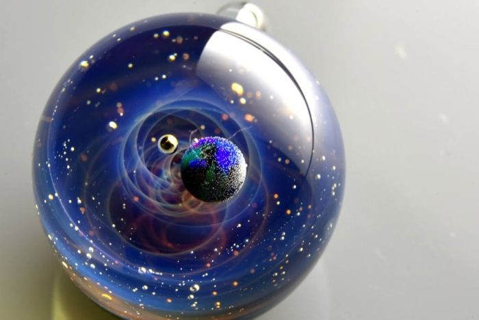 planets-galaxy-glass-pendants-space-glass-satoshi-tomizu-16