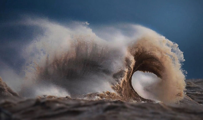 large-scary-waves-ocean-lake-erie-dave-sandford-9