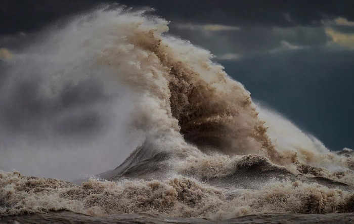 large-scary-waves-ocean-lake-erie-dave-sandford-12