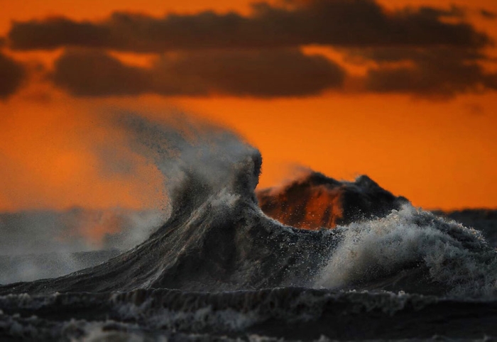 large-scary-waves-ocean-lake-erie-dave-sandford-11