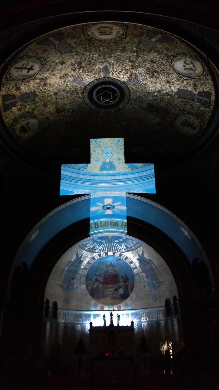‘God’s Light’，Amazing Light Installation by Keyi Dai at the Cathedral of St. Anthony