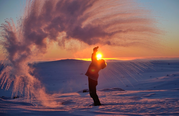 perfect-timing-photos-throwing-tea-40-celsius-freezing-michael-davies-3