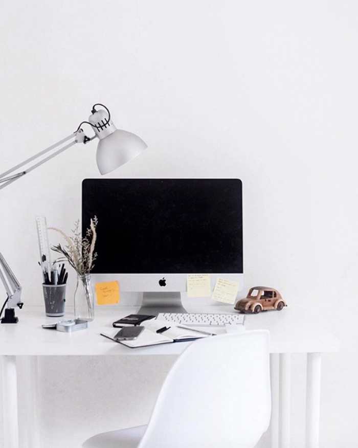 minimalist-desk-workplace-minimal-setups-1