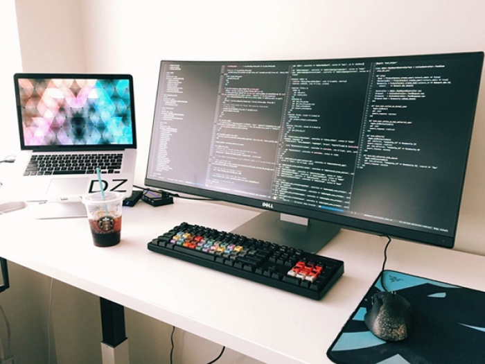 minimalist-desk-workplace-minimal-setups-7