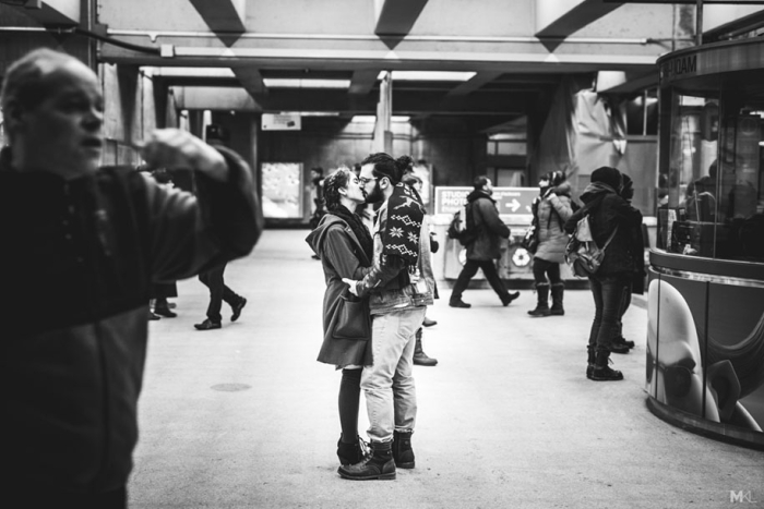 couples-kissing-hugging-public-spaces-black-white-photography-mikael-theimer-1