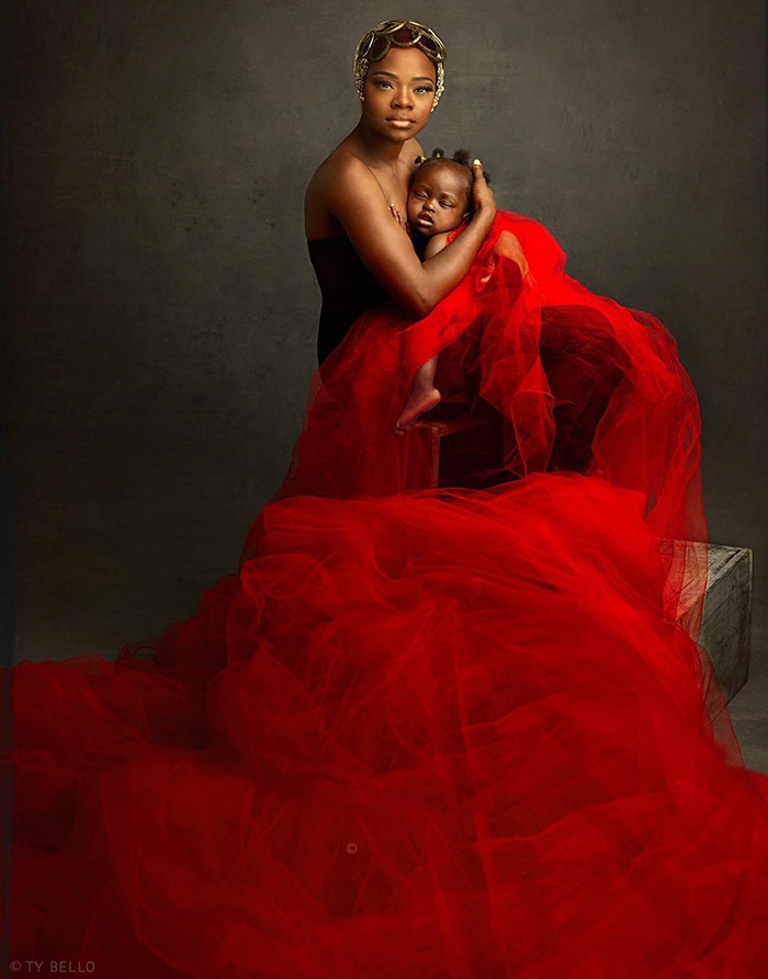 nigerian-bread-seller-modeling-contract-photobomb-olajumoke-orisaguna-1