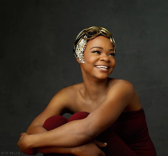 nigerian-bread-seller-modeling-contract-photobomb-olajumoke-orisaguna-2