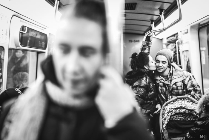 couples-kissing-hugging-public-spaces-black-white-photography-mikael-theimer-11