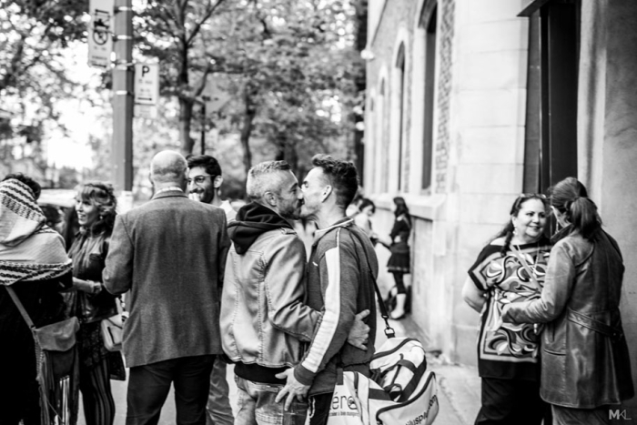 couples-kissing-hugging-public-spaces-black-white-photography-mikael-theimer-3