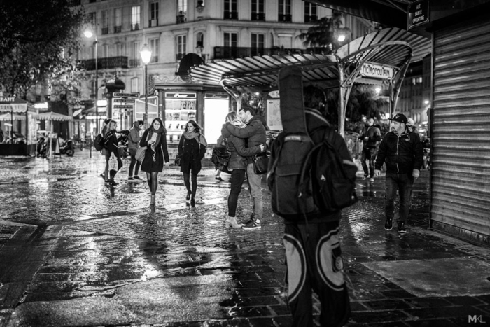 couples-kissing-hugging-public-spaces-black-white-photography-mikael-theimer-19