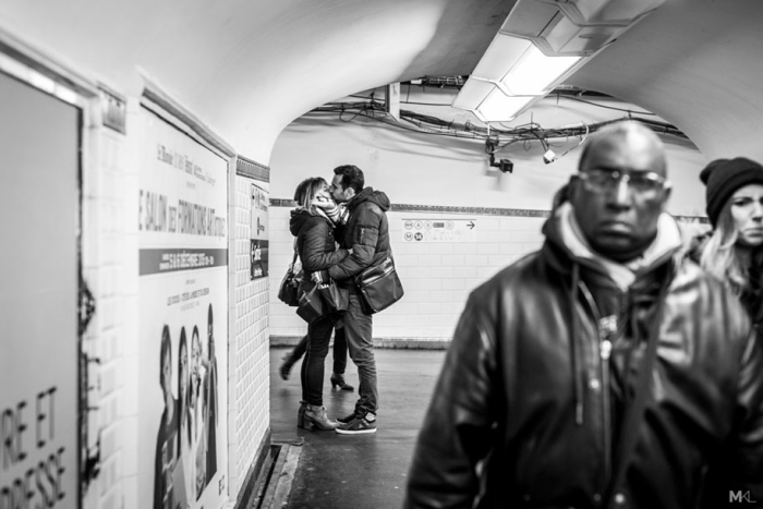 couples-kissing-hugging-public-spaces-black-white-photography-mikael-theimer-18