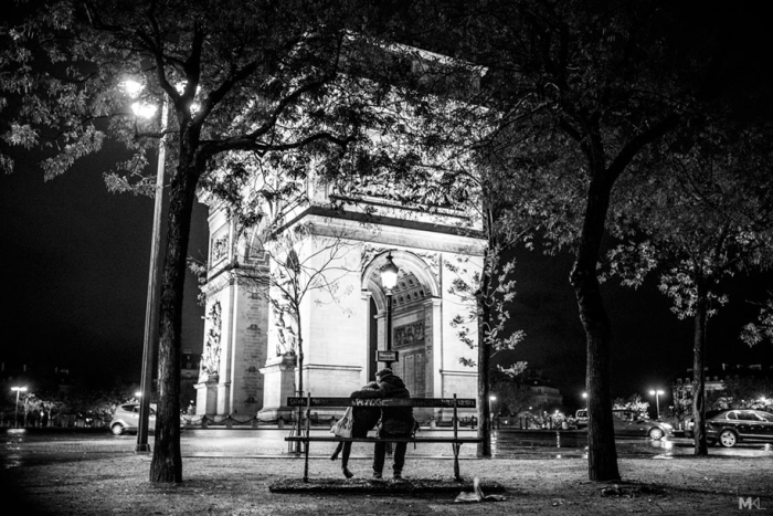 couples-kissing-hugging-public-spaces-black-white-photography-mikael-theimer-20