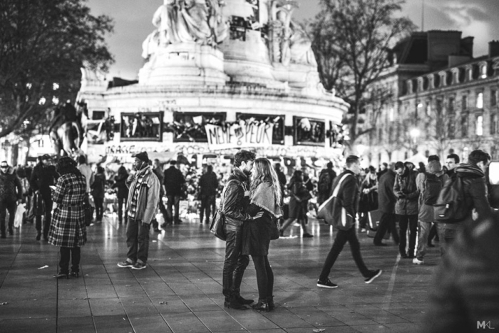 couples-kissing-hugging-public-spaces-black-white-photography-mikael-theimer-16