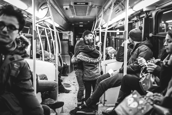 couples-kissing-hugging-public-spaces-black-white-photography-mikael-theimer-10