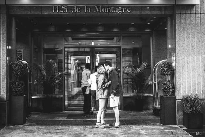 couples-kissing-hugging-public-spaces-black-white-photography-mikael-theimer-7