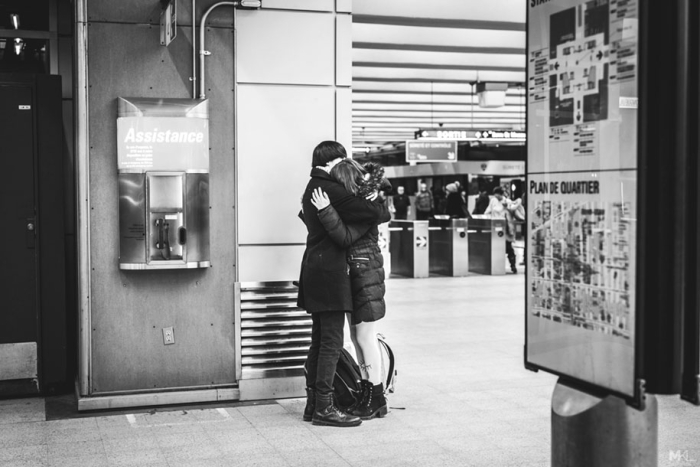 couples-kissing-hugging-public-spaces-black-white-photography-mikael-theimer-8