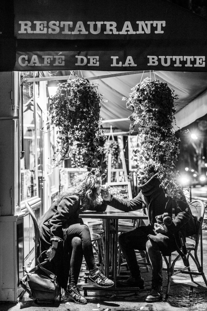couples-kissing-hugging-public-spaces-black-white-photography-mikael-theimer-17