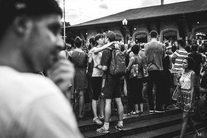 couples-kissing-hugging-public-spaces-black-white-photography-mikael-theimer-5