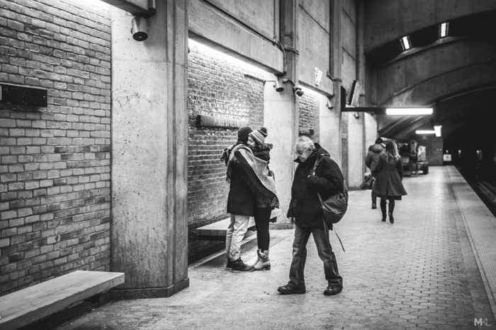 couples-kissing-hugging-public-spaces-black-white-photography-mikael-theimer-12