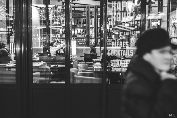 couples-kissing-hugging-public-spaces-black-white-photography-mikael-theimer-15