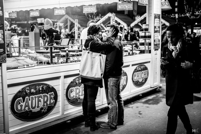 couples-kissing-hugging-public-spaces-black-white-photography-mikael-theimer-14