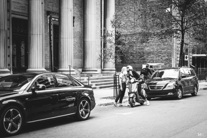 couples-kissing-hugging-public-spaces-black-white-photography-mikael-theimer-9