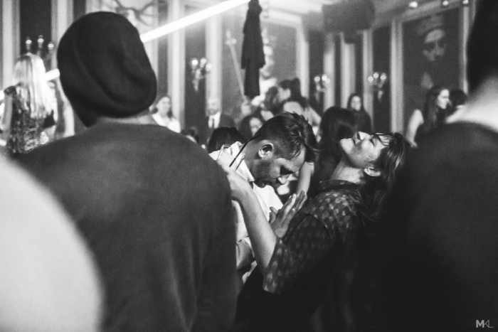 couples-kissing-hugging-public-spaces-black-white-photography-mikael-theimer-21