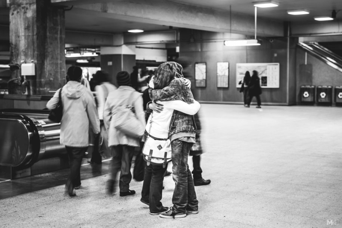 couples-kissing-hugging-public-spaces-black-white-photography-mikael-theimer-6