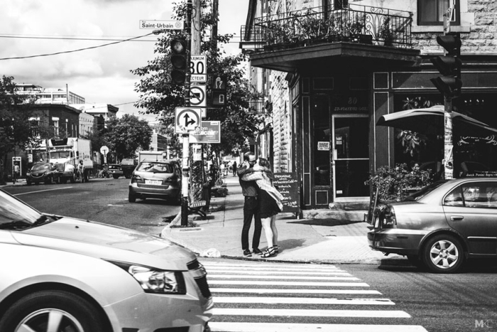 couples-kissing-hugging-public-spaces-black-white-photography-mikael-theimer-4