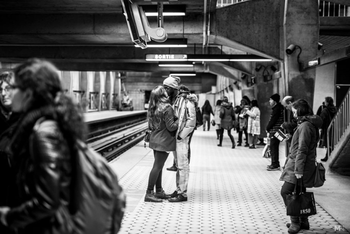 couples-kissing-hugging-public-spaces-black-white-photography-mikael-theimer-13