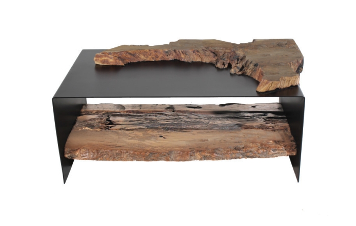 Coffee table made out of 'Traviesa' wood combined with black metal