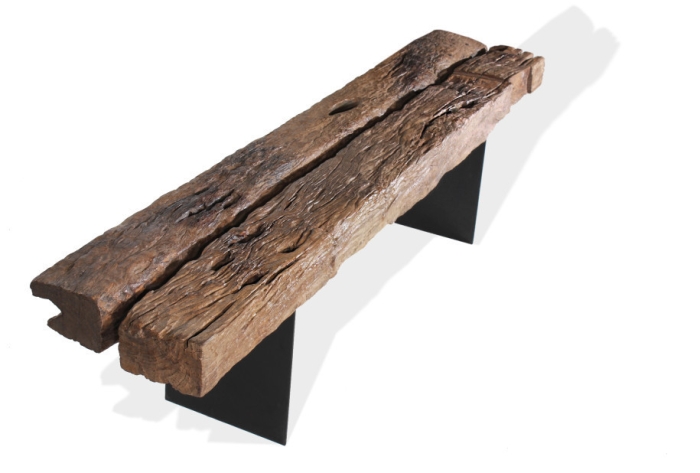 Long bench made out of 'Traviesa' wood combined with black metal