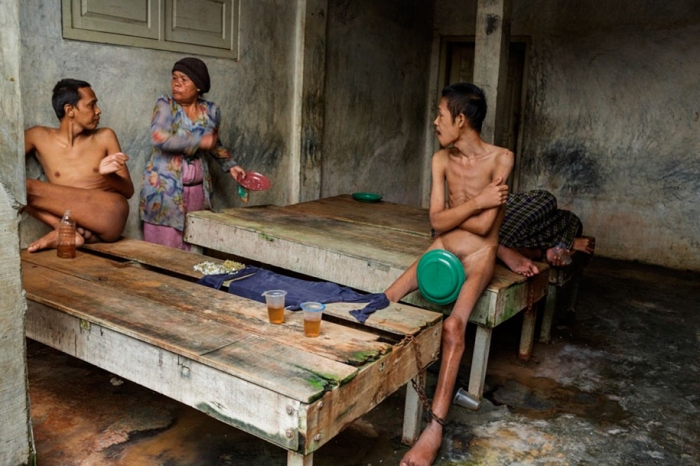 shocking-photos-mental-illness-taboo-indonesia-andrea-star-reese-3-7