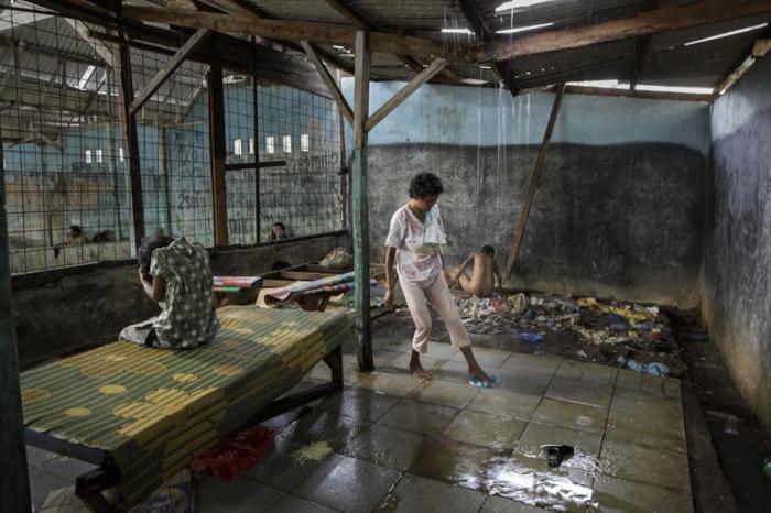 shocking-photos-mental-illness-taboo-indonesia-andrea-star-reese-3-11