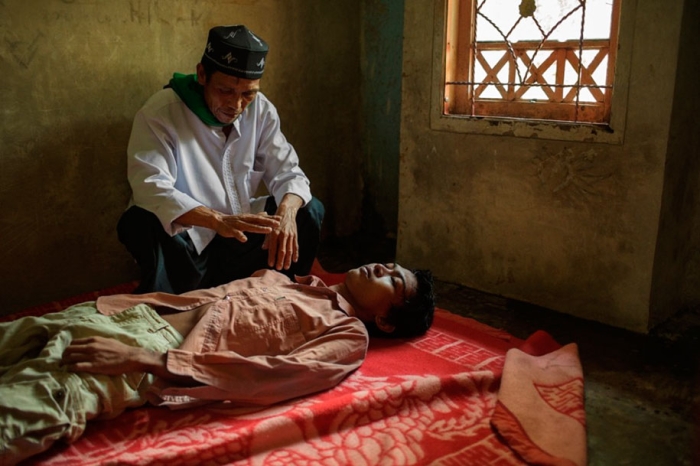 shocking-photos-mental-illness-taboo-indonesia-andrea-star-reese-3-3