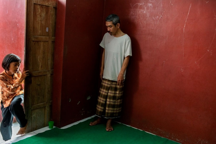 shocking-photos-mental-illness-taboo-indonesia-andrea-star-reese-3-4