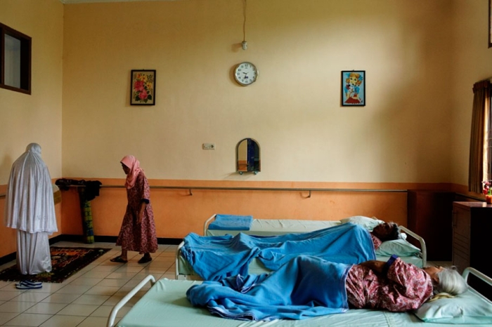 shocking-photos-mental-illness-taboo-indonesia-andrea-star-reese-3-5